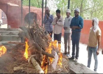 Auraiya News: युवती का किया अंतिम संस्कार, ममेरी बहन भी गंभीर