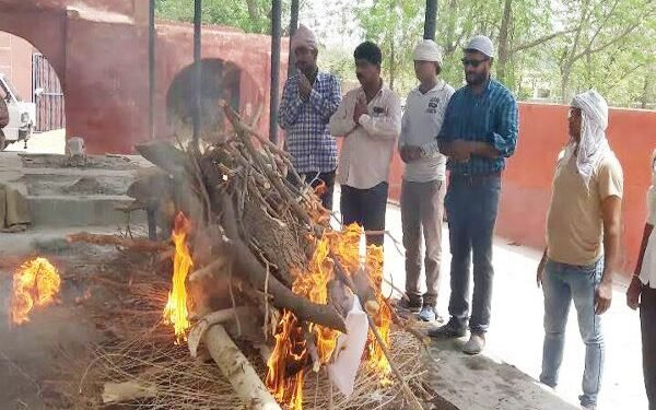 Auraiya News: युवती का किया अंतिम संस्कार, ममेरी बहन भी गंभीर