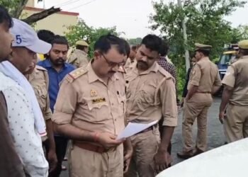 Auraiya News: जमीन के विवाद में पुलिस के सामने फायरिंग, कार चालक पर चाकू से हमला
