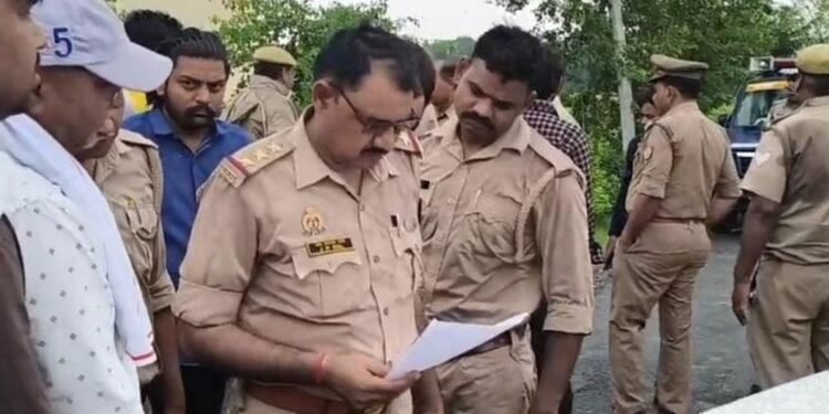 Auraiya News: जमीन के विवाद में पुलिस के सामने फायरिंग, कार चालक पर चाकू से हमला