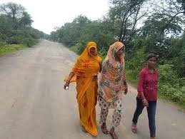 Auraiya News: बीमार पुत्री को पैदल चलाकर देवकली मंदिर तक पहुंची मां