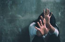 Auraiya News: कक्षा 11 की छात्रा ने मां के प्रेमी पर लगाया दुष्कर्म का आरोप