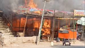 Auraiya News: मिठाई की दुकान में शार्ट सर्किट से आग