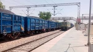 Auraiya News: मालगाड़ी के इंजन में आई तकनीकी खामी