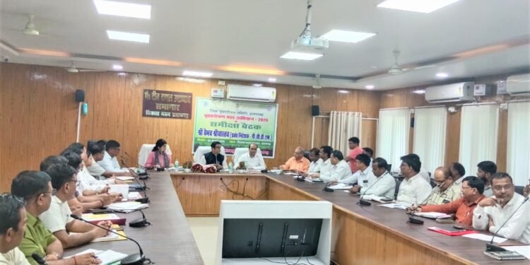 Auraiya News: नोडल अधिकारी ने की पौधारोपण अभियान की समीक्षा