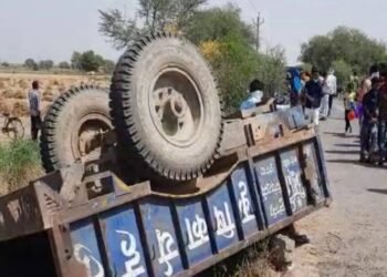 Auraiya News: मवेशी बचाने में बेकाबू ट्रैक्टर ट्रॉली पलटी, तीन युवक दबे