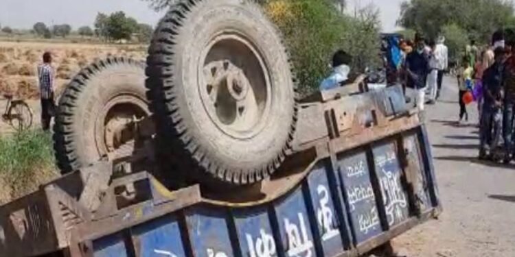 Auraiya News: मवेशी बचाने में बेकाबू ट्रैक्टर ट्रॉली पलटी, तीन युवक दबे