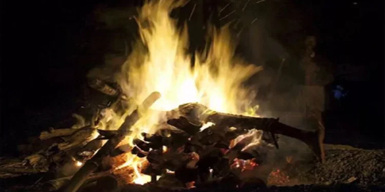 Auraiya News: किशोरी के अंतिम संस्कार में पहुंचा आरोपी चचेरा भाई और उसका परिवार