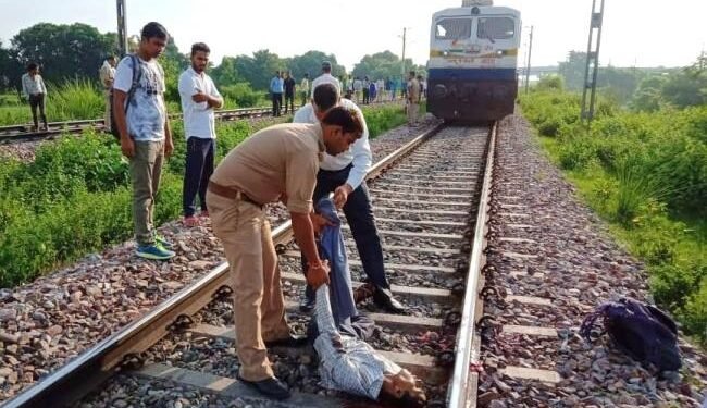 Auraiya News: ट्रेन से कटकर युवक की मौत