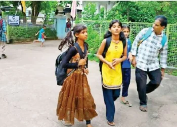 Auraiya News: नए शिक्षण सत्र में आधे बच्चे बिना ड्रेस के