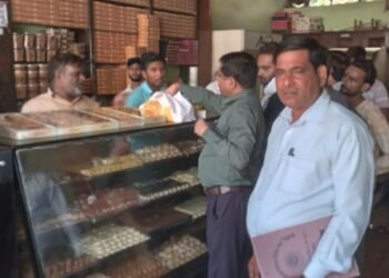 Auraiya News: चेकिंग अभियान में सूतफेनी समेत 10 मिठाइयों के नमूने लिए