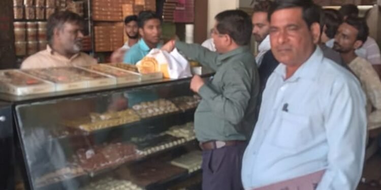 Auraiya News: चेकिंग अभियान में सूतफेनी समेत 10 मिठाइयों के नमूने लिए