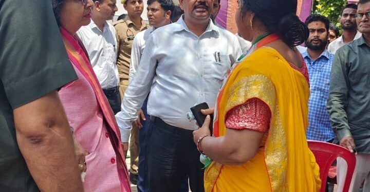 Auraiya News: प्रभारी मंत्री से ग्रामीण बोले- मकान ठीक कराने में खर्चे होते हैं 20 लाख