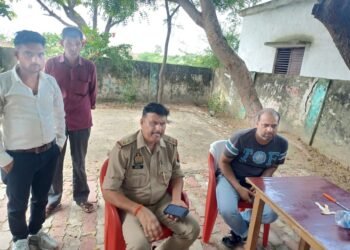 Auraiya News: ताला तोड़कर स्कूल व सचिवालय से सामान चोरी