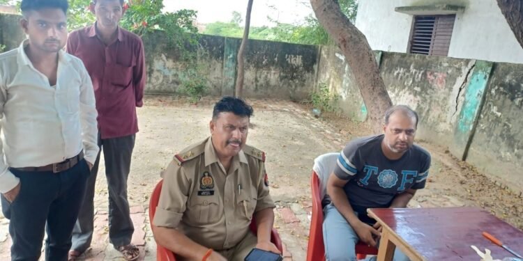 Auraiya News: ताला तोड़कर स्कूल व सचिवालय से सामान चोरी