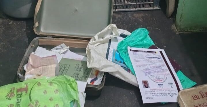 Kanpur: परिजन छत पर सोते रहे, चोर ने ताला ताेड़कर चोरी की और नशे में सो गया,