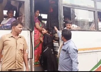 Auraiya News: घंटों इंतजार के बाद मिलीं बसें