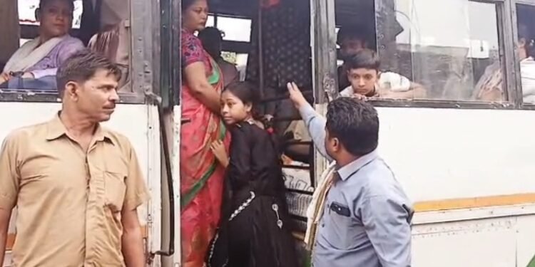 Auraiya News: घंटों इंतजार के बाद मिलीं बसें