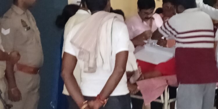 Auraiya News: फायरिंग में घायल पूर्व महिला प्रधान के सीने में फंसी है गोली