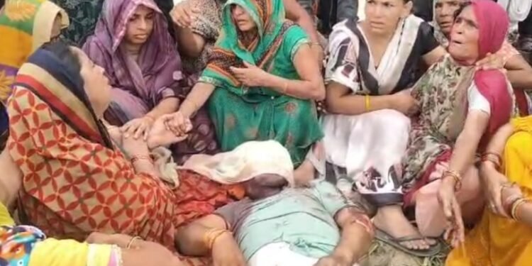 Auraiya News: करंट से संविदा कर्मी की मौत, परिजनों ने नहीं उठने दिया शव