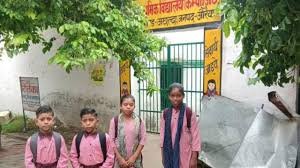 Auraiya News: अधासी में स्कूल पहुंचीं प्रभारी मंत्री, सवाल हल कराए