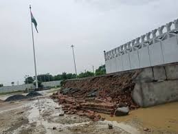 Auraiya News: बारिश से तिरंगा स्टेडियम के मंच की दीवारें ढहीं,