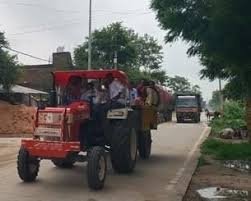 Auraiya News: ट्रैक्टर ट्रॉली में ढोई जा रहीं सवारियां