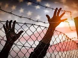 Auraiya News: बाइक फिसलने से कंटीले तारों में फंसा छात्र