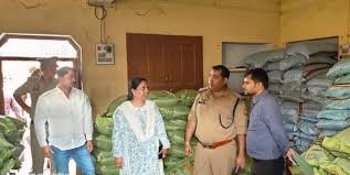 Auraiya News: खाद की दुकानों पर डाला छापा, गोदाम व दुकानें सील