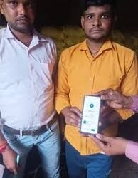 Auraiya News: समितियों पर अंकित की खाद की कीमत और अफसरों के नंबर