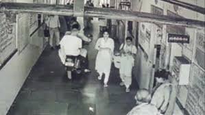 Etawah: बाइक पर चोटिल पिता को लेकर जिला अस्पताल के एक्सरे कक्ष तक पहुंचा युवक,