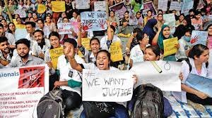 Auraiya News: किशोरी से दुष्कर्म, कार्रवाई के लिए महिलाआें का हंगामा