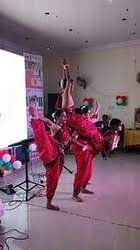 Auraiya News: बच्चों ने प्रस्तुति देकर महानायकों को किया नमन